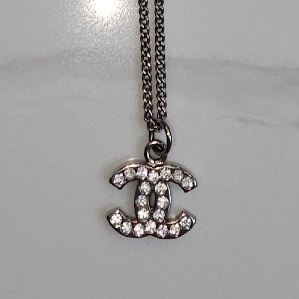 Chanel CC metal pendant necklace with crystals